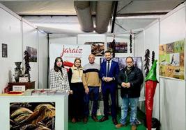 La delegación jaraiceña, en el expositor de la localidad, la pasada edición de FIO.