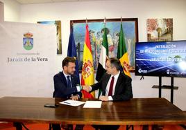 Luis Miguel Núñez y Fabián Pérez firmando el acuerdo.