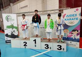 El jaraiceño Ernesto Marcos, que conquistó el oro, en lo alto del podio.