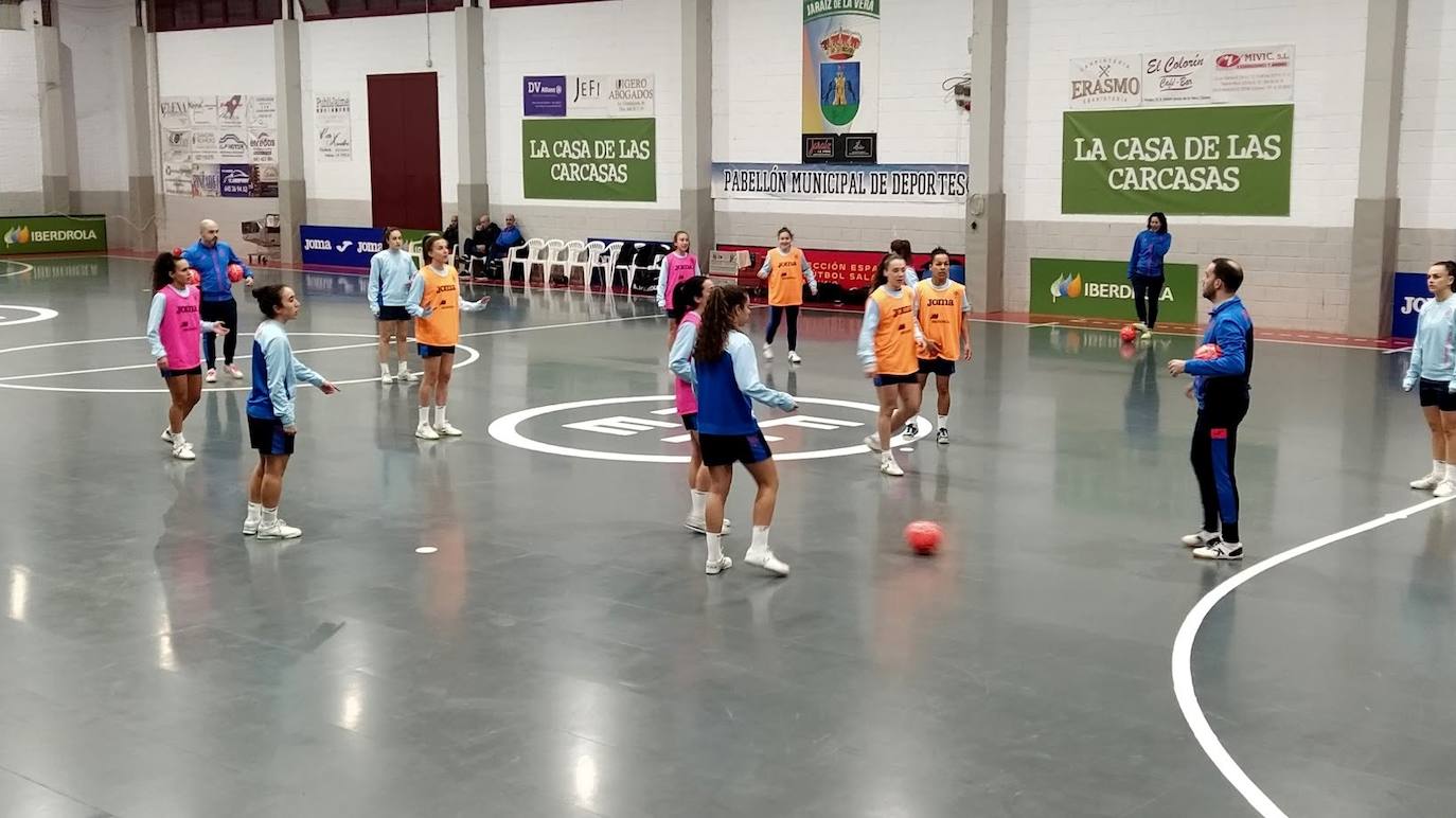 Un entrenamiento de la seleccioón españoña femenina de fuútbol sala, en el pabelloón de deportes de Jaraíz.