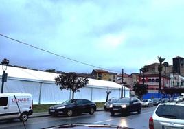 La carpa instalada en el aparcamiento de El Recreo Jaraiceño.