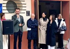 Intervenciones de Luis Miguel Núñez y Alfonso Cortés dutante el acto, en la puerta del ya mítico Avenida.