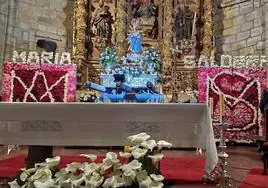 El presbiterio de la iglesia de Santa Mariía presidido por la Virgen del Salobrar, tras la ofrenda floral de 2023.