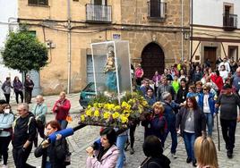 Traslado a pie de la imagen desde la iglesia de Santa María hasta la dehesa, este sábado, 6 de abril.