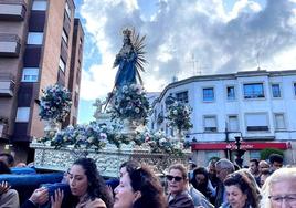 La Virgen del Salobrar camino de su ermita a su paso por la plaza de Santa Ana para enfilar por la avenida de su nombre.