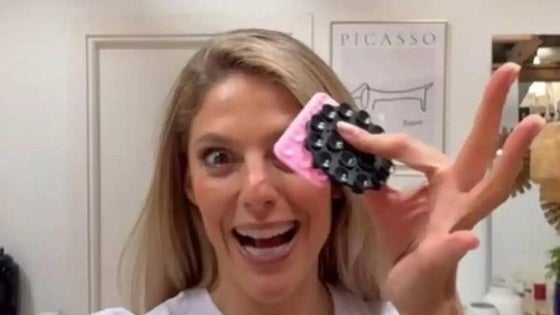 Marta Verona, enamorada de las ventosas de silicona de La Casa de las Carcasas