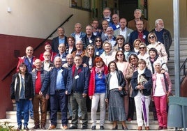Los asistentes a la convivencia en las escaleras de acceso al IES Maestro Gonzalo Korreas posando 50 años después de acabar sus estudios en el centro.