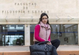 Carla García en las escaleras de entrada a la Facultad de Filosofía y Letras del campus de Cáceres.