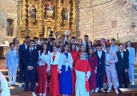 Los confirmados con el obispo, el párroco y las catequistas.