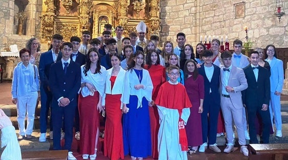 El obispo de Plasencia confirma a una treintena de jóvenes jaraiceños
