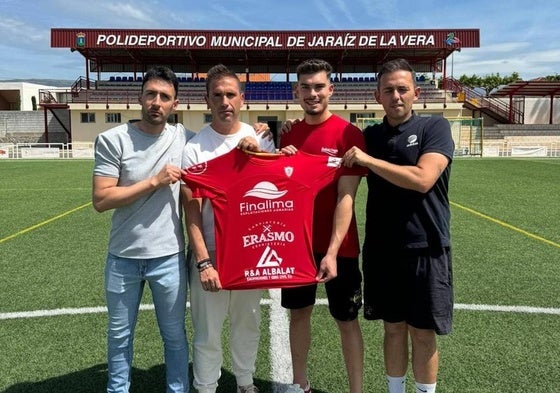 Gozalo, Baños, 'Miguel' y Villalobos con la camiseta de la renovación, en el césped del polideportivo municipal.