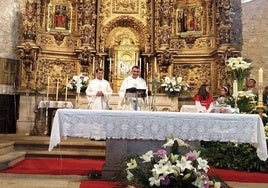El párroco de Jaraíz, Juan Antonio Corrales, junto a monseñor Brotóns Tena, en la iglesia de San Miguel.