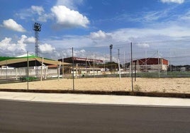 Pista de vóley playa, que se dotará de un nuevo cerramiento.