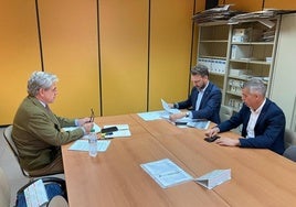 Ignacio Higuero, Luis Miguel Núñez y Alan Otero durante la reunión celebrada en Mérida.