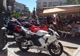 Las motos, en la plaza de Santa Ana, preparadas para la ruta.