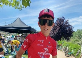 Alberto Parra, bronce en los Judex, muestra el trofeo.