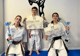 Los tres alumnos campeones con los trofeos acreditativos.