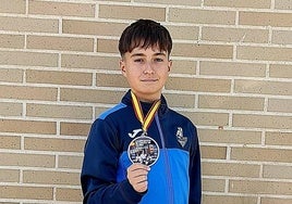 Ernesto Marcos Alegre con la medalla de subcampeón de España juvenil en la modalidad clubes.