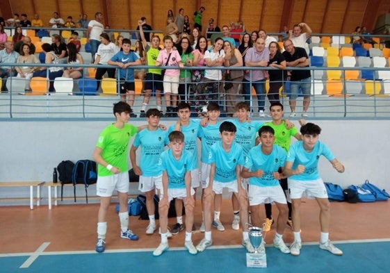 El Sporting Publijaime con el trofeo conquistado en Almaraz.