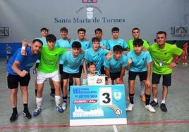 Marcial y Luismi flanqueando al equipo con el trofeo de terceros clasificados en cadete.