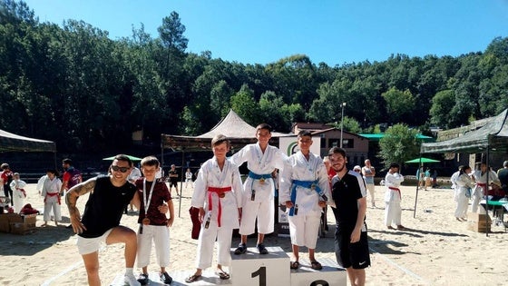 El Club de Karate Jaraíz logra 12 medallas en el Campeonato de Extremadura de Playa