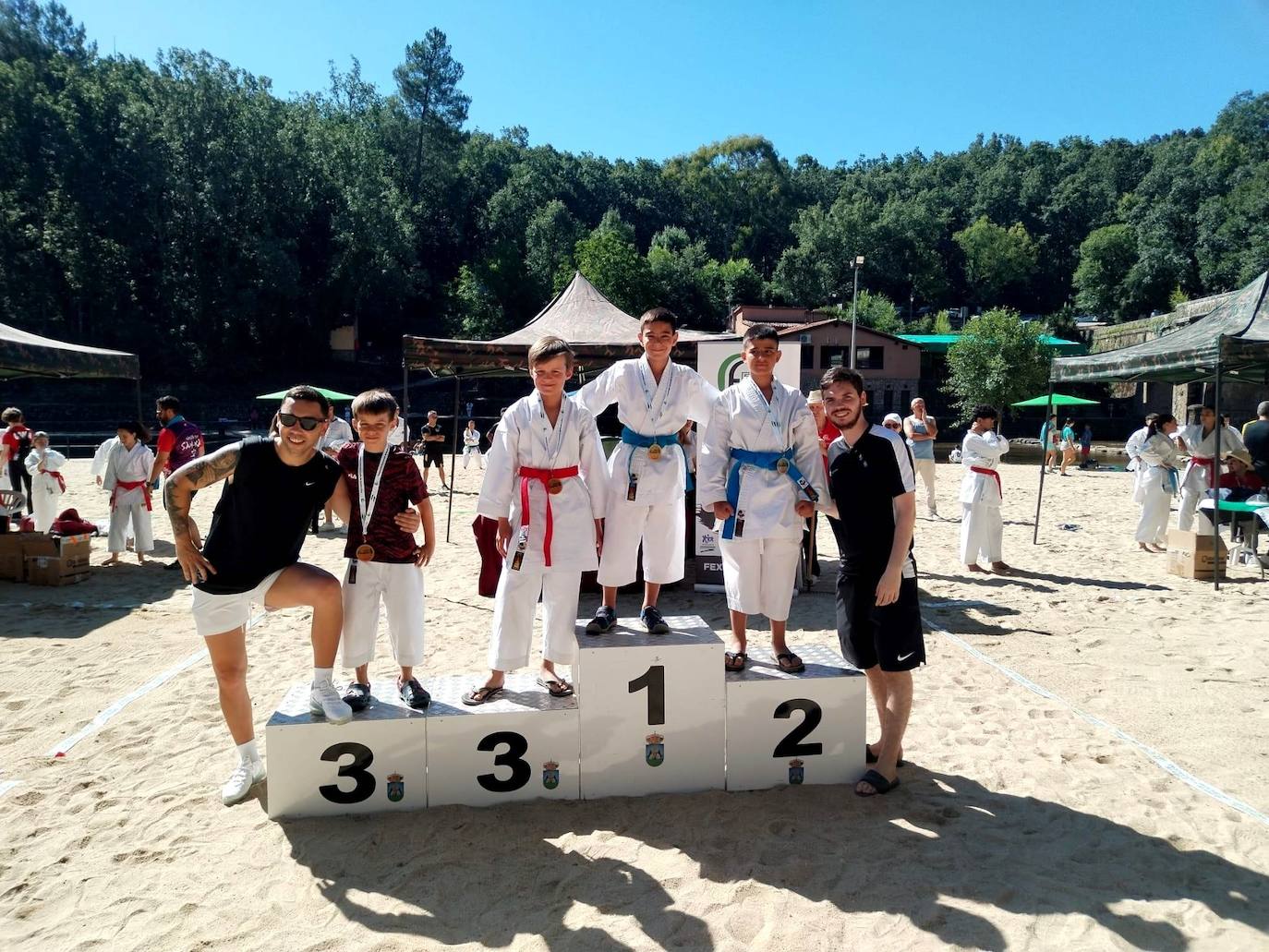 El Club de Karate Jaraíz logra 12 medallas en el Campeonato de Extremadura de Playa