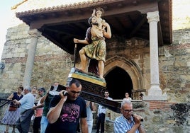 Salida de la imagen de la iglesia de Santa María para regresar a su ermita.