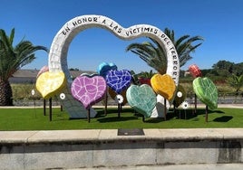 Anverso del memorial y la placa con la dedicatoria.