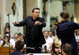 Luis Antonio Suárez Moreno dirigiendo.