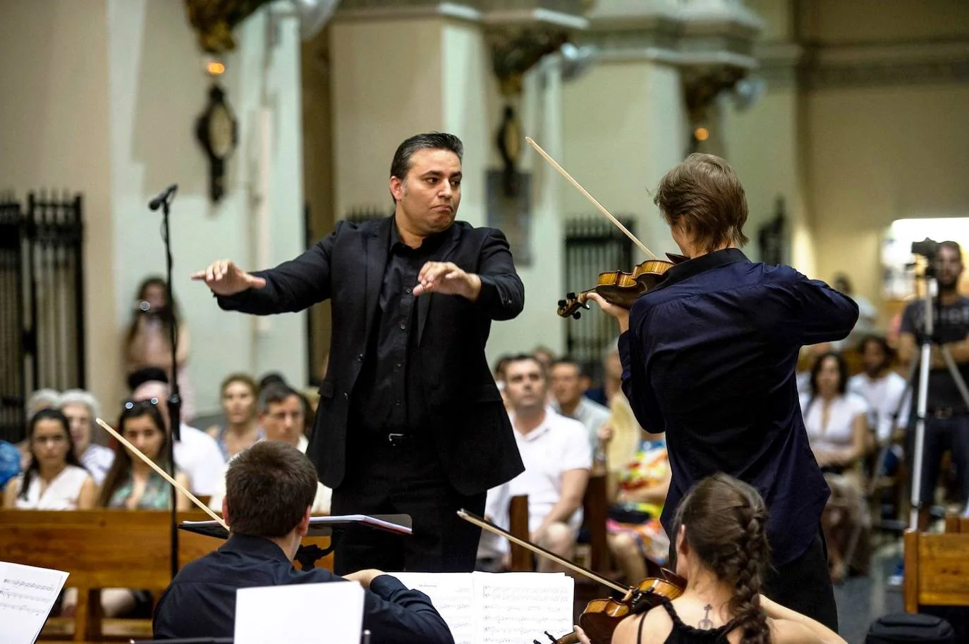 Luis Antonio Suárez Moreno dirigiendo.