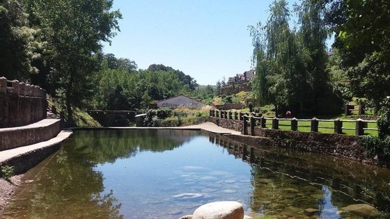 Herido crítico al precipitarse desde 4 metros en la piscina natural de Aldeanueva de la Vera