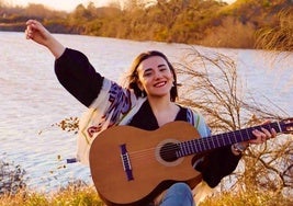 Nerea Mateos con su fiel compañera, la guitarra.