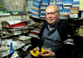Dorín en su taller de la calle Vargas confeccionando un zapato para traje regional.