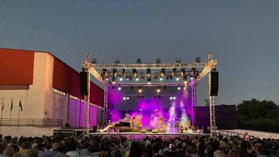 La quincena cultural se despide hoy con el Festival de los 90 'Regreso al pasado'