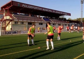 Jugadores pimentoneros entrenando en el campo del polideportivo municipal jaraiceño.