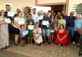 Los premiados, familiares y autoridades al término de la entrega de los diplomas.