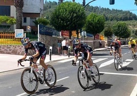 Los corredores de cabeza pasando por el colegio Gregoria Collado.