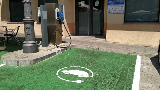La electrolinera pública ya está acabada, pero carece de suministro eléctrico