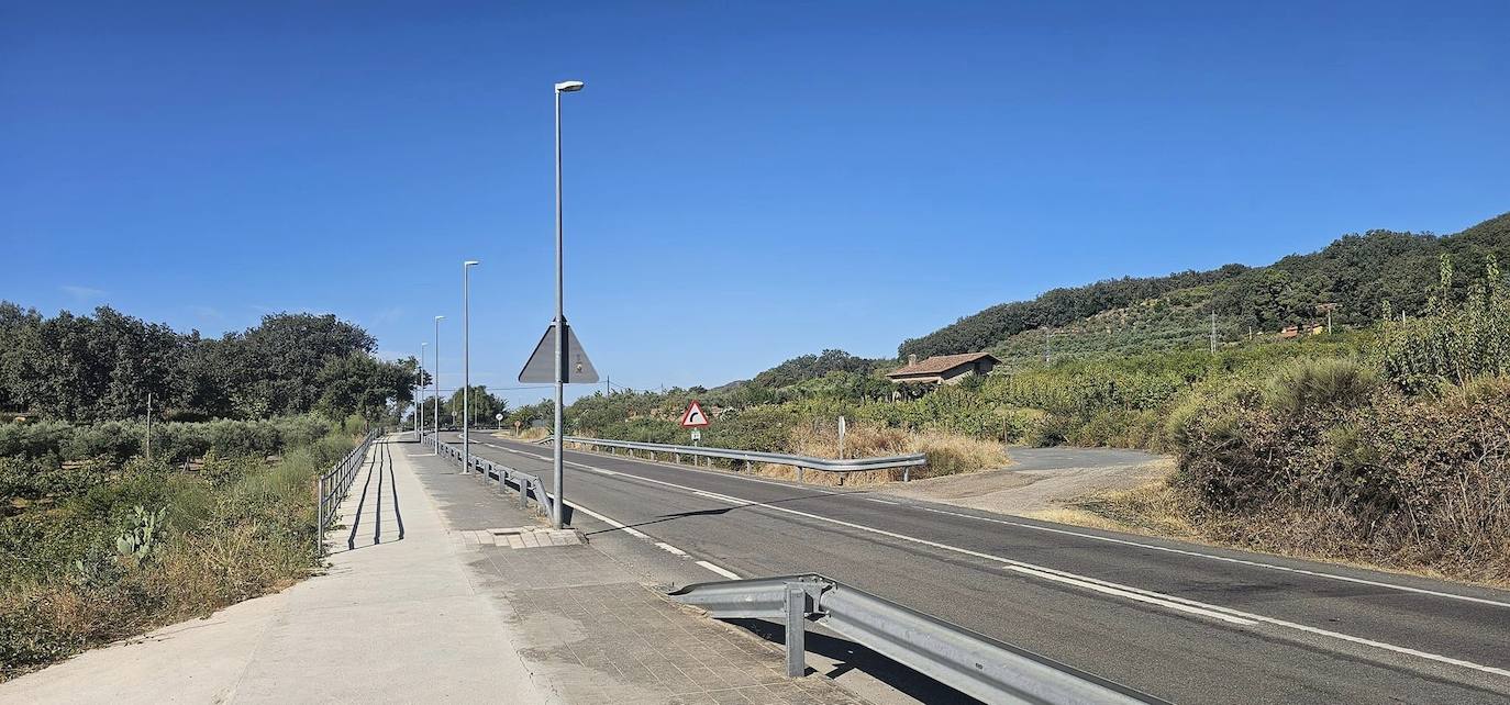 Tramo del paseo de Jaraíz a Torremenga sin luz por el robo del cableado.