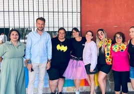 La concejala, alcalde, directora y monitoras del campamento.