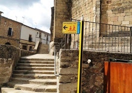 Señal de tránsito colocada en la Crucera de Santa María indicando el camino hacia el colegio Gregoria Collado.