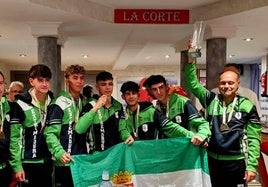 Bonifacio, primero por la derecha con el trofeo y miembros de la selección extremeña.