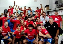 La familia pimentonera celebrando el triunfo en el vestuario al término del partido.