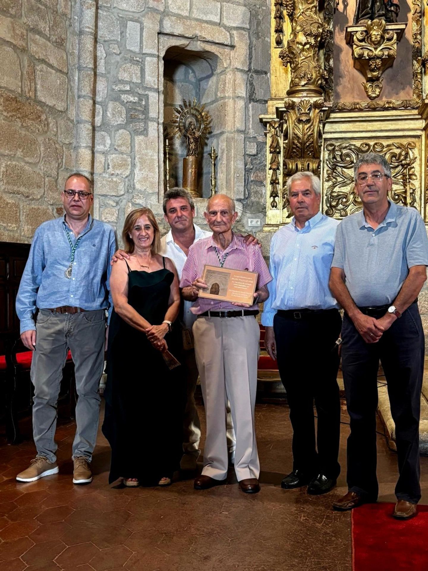 Entrega de la placa por parte de los miembros de las cofradías.