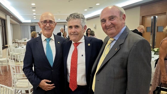 El Colegio de Veterinarios de Cáceres distingue a Carlos Arjona y Miguel A. Aparicio