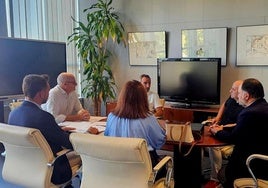 Reunión del alcalde y acompañantes con el secretario de Educación.