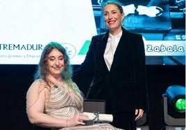 Loida Zabala recibe de María Guardiola el Premio Extremadura del Deporte 2023.