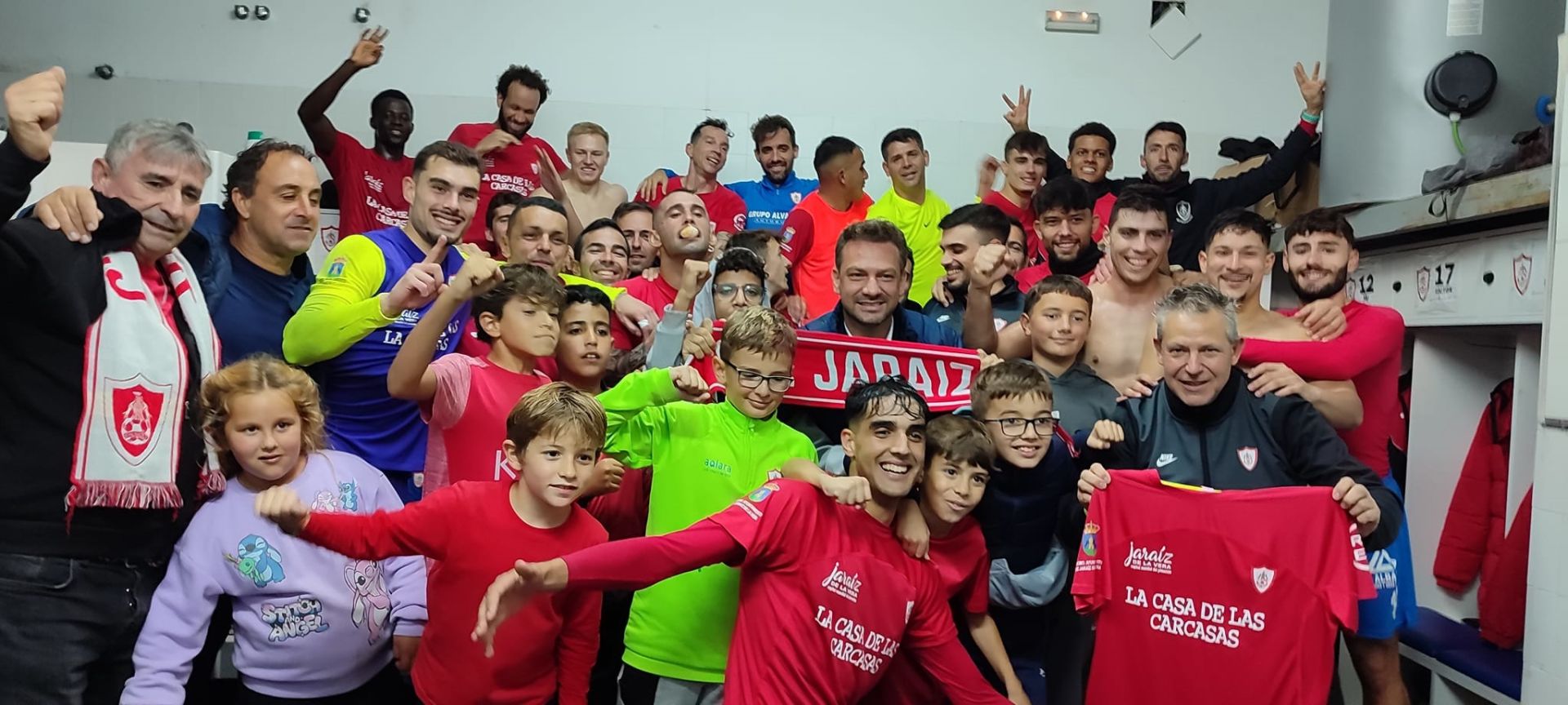 Jugadores, directivos y aficionados celebran el triunfo y el liderato del equipo pimentonero.