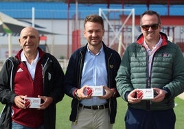 Pablo Burillo, el primero por la izquierda, junto al alcalde, con un estuche de pimentón.