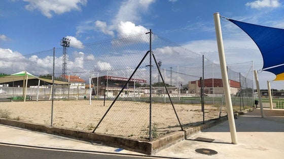 El Ayuntamiento saca a concurso la reforma de la pista de vóley playa